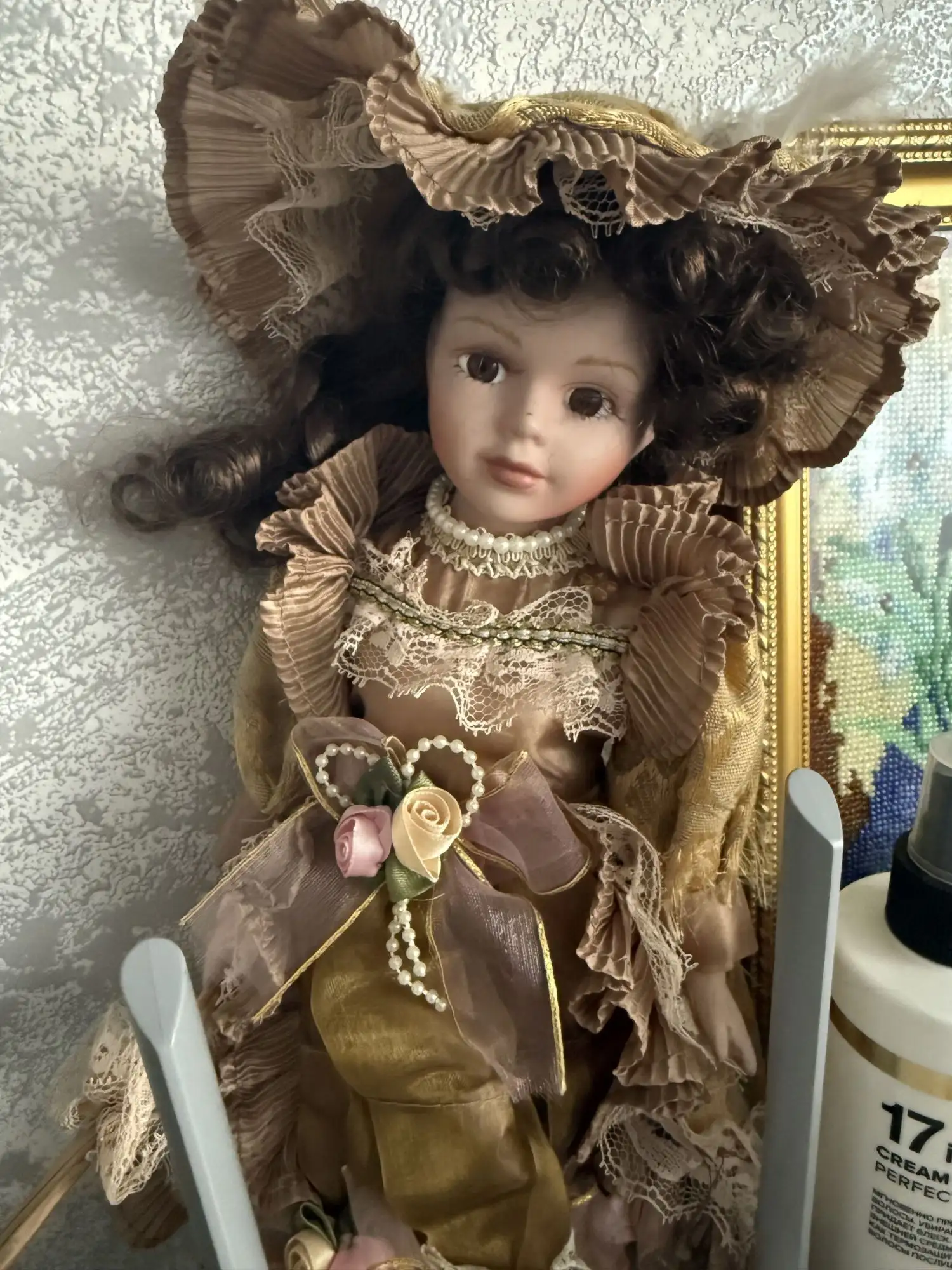 Фарфоровая кукла